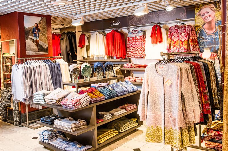 Forskjellige klær på stativ.