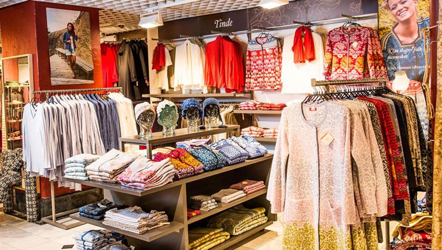 Forskjellige klær på stativ.