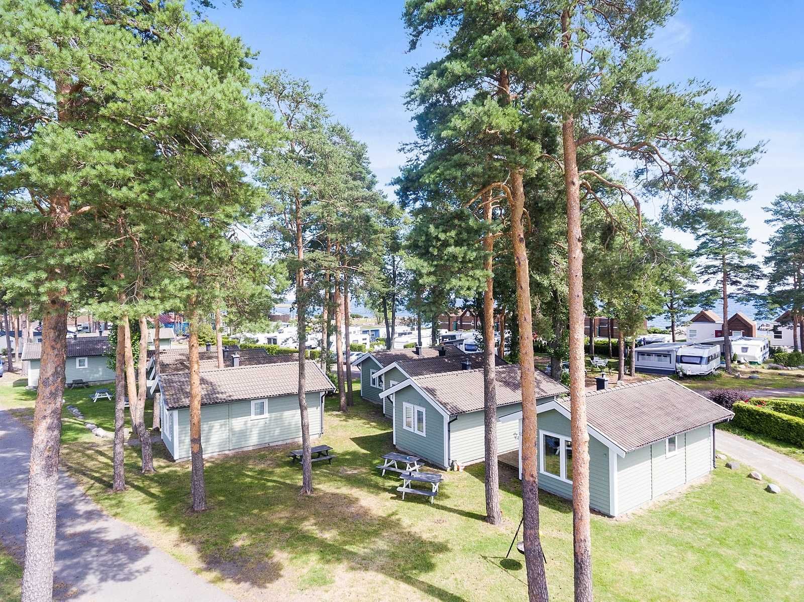 Furustrand hytter blant trær
