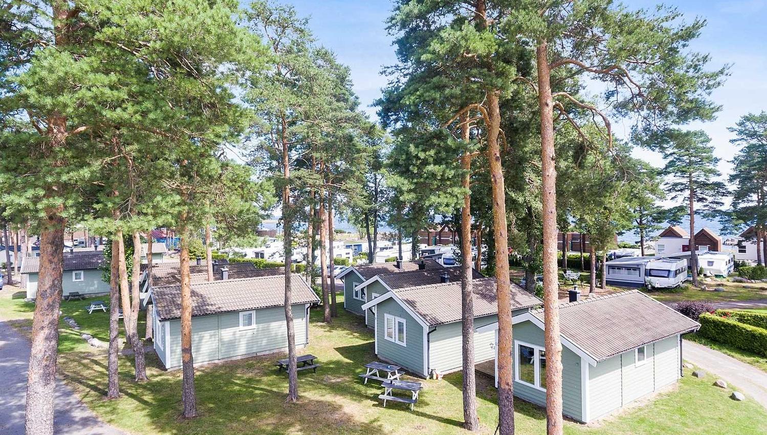 Furustrand hytter blant trær