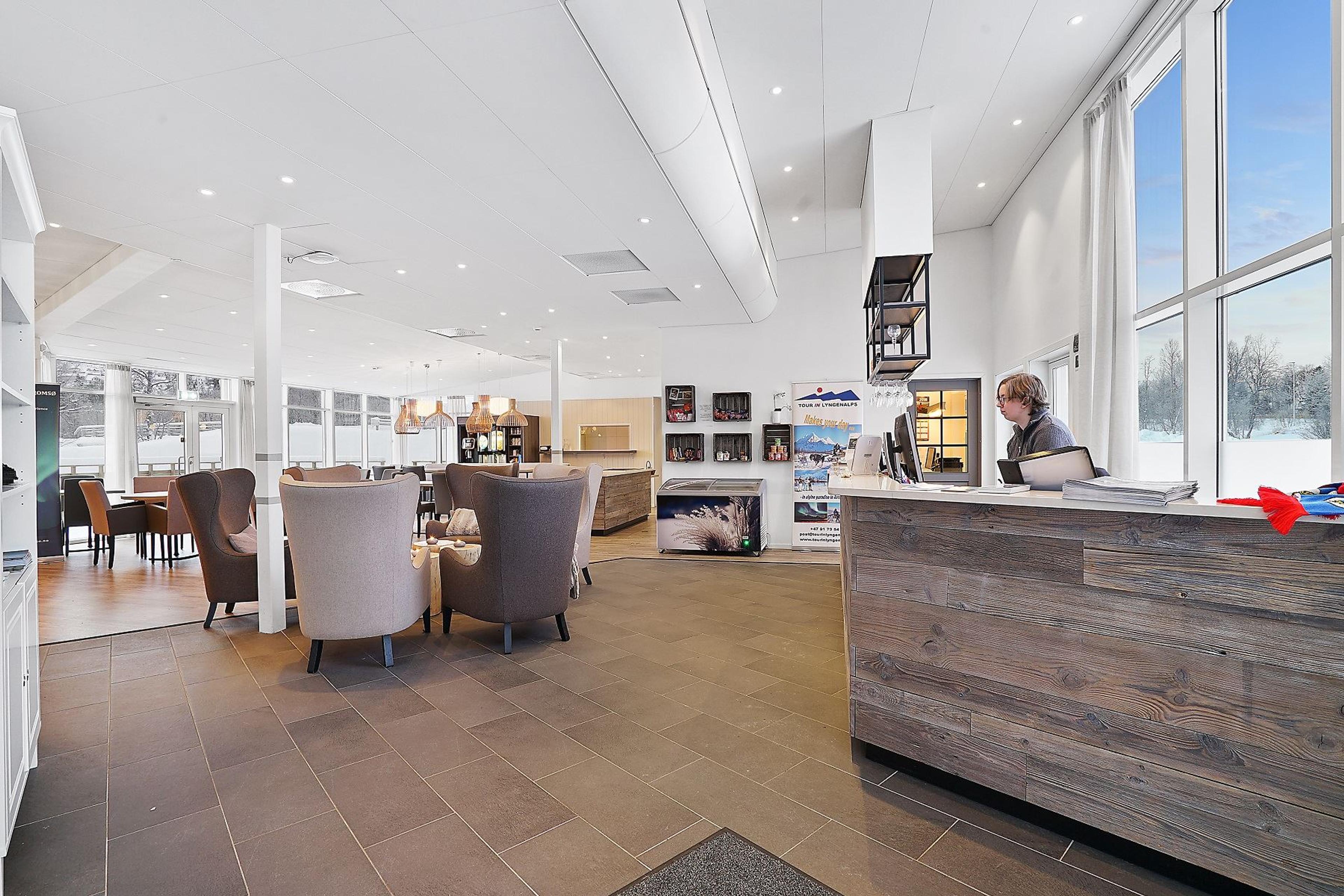 Moderne resepsjonsområde med sittegruppe og store vinduer