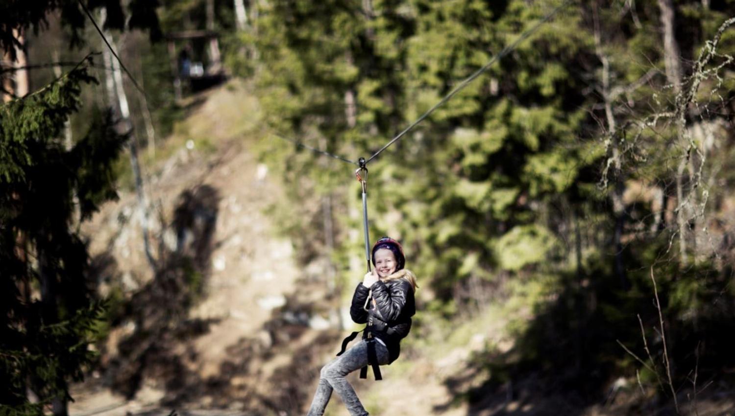 jente som tar zipline