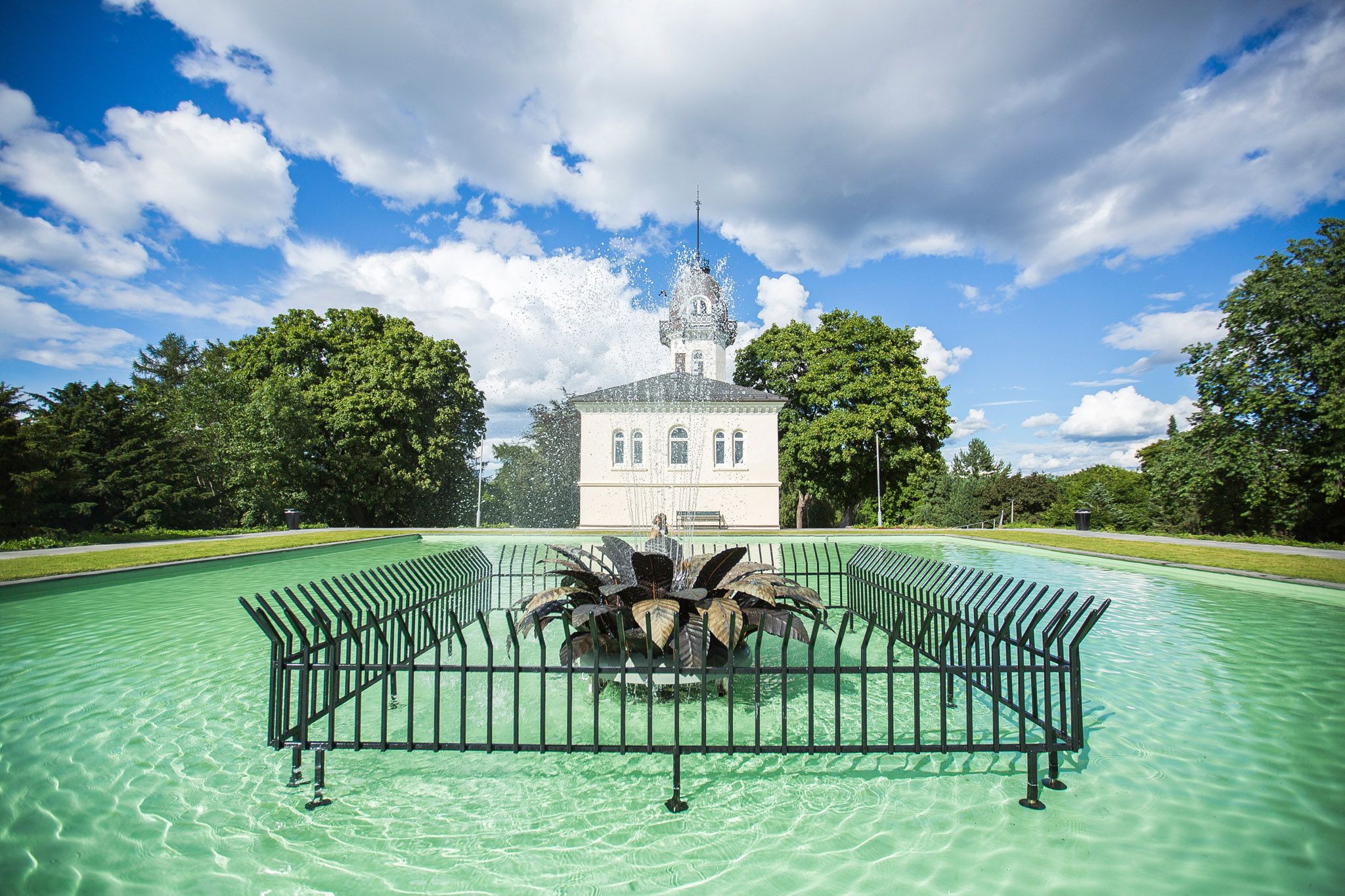 Bassenget med fontene i midten på toppen av parken