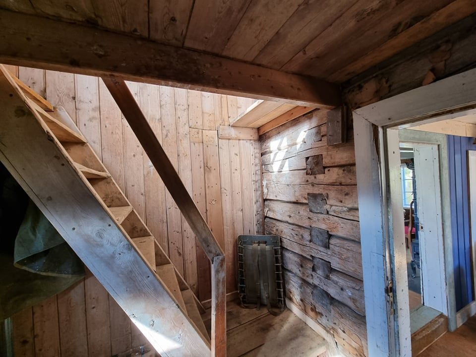 Gammelstua med trappen opp og gløtt av sol. Foto: Sonja Åsvold