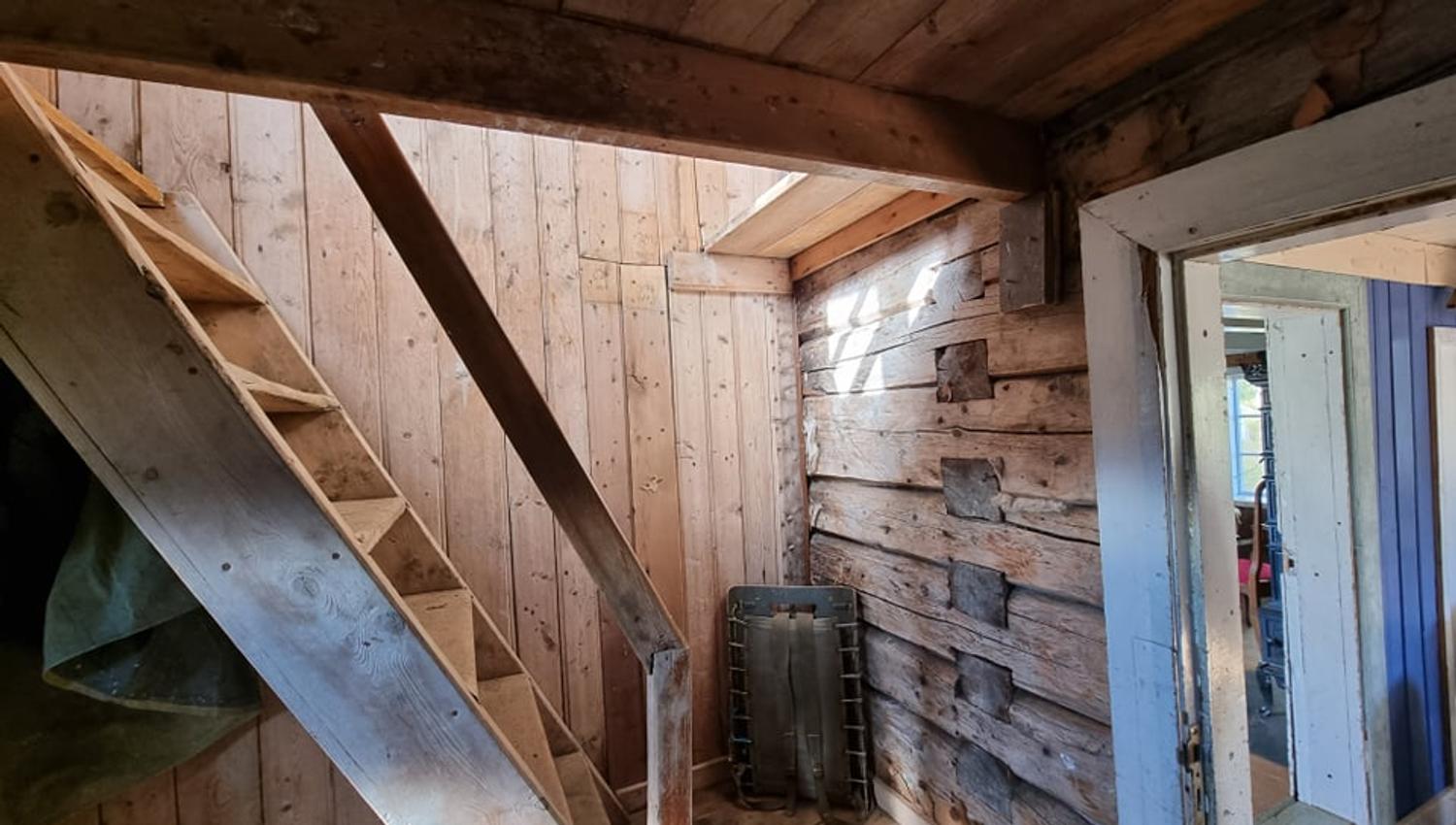 Gammelstua med trappen opp og gløtt av sol. Foto: Sonja Åsvold
