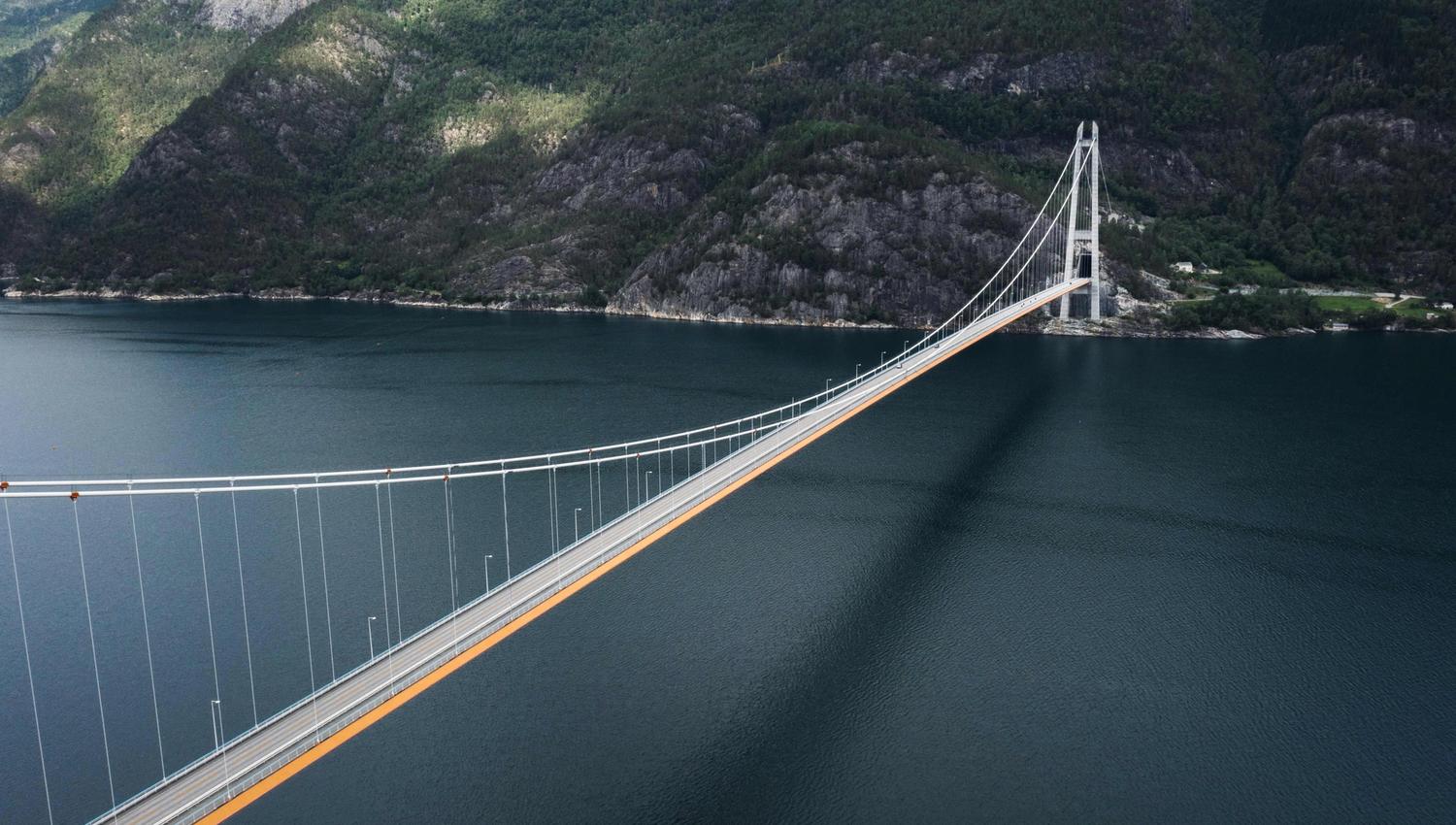 Dronebilde av Hardangerbrua i Hardanger, Norge