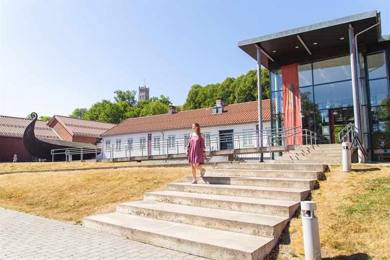 A person outside the Slottsfjells museum