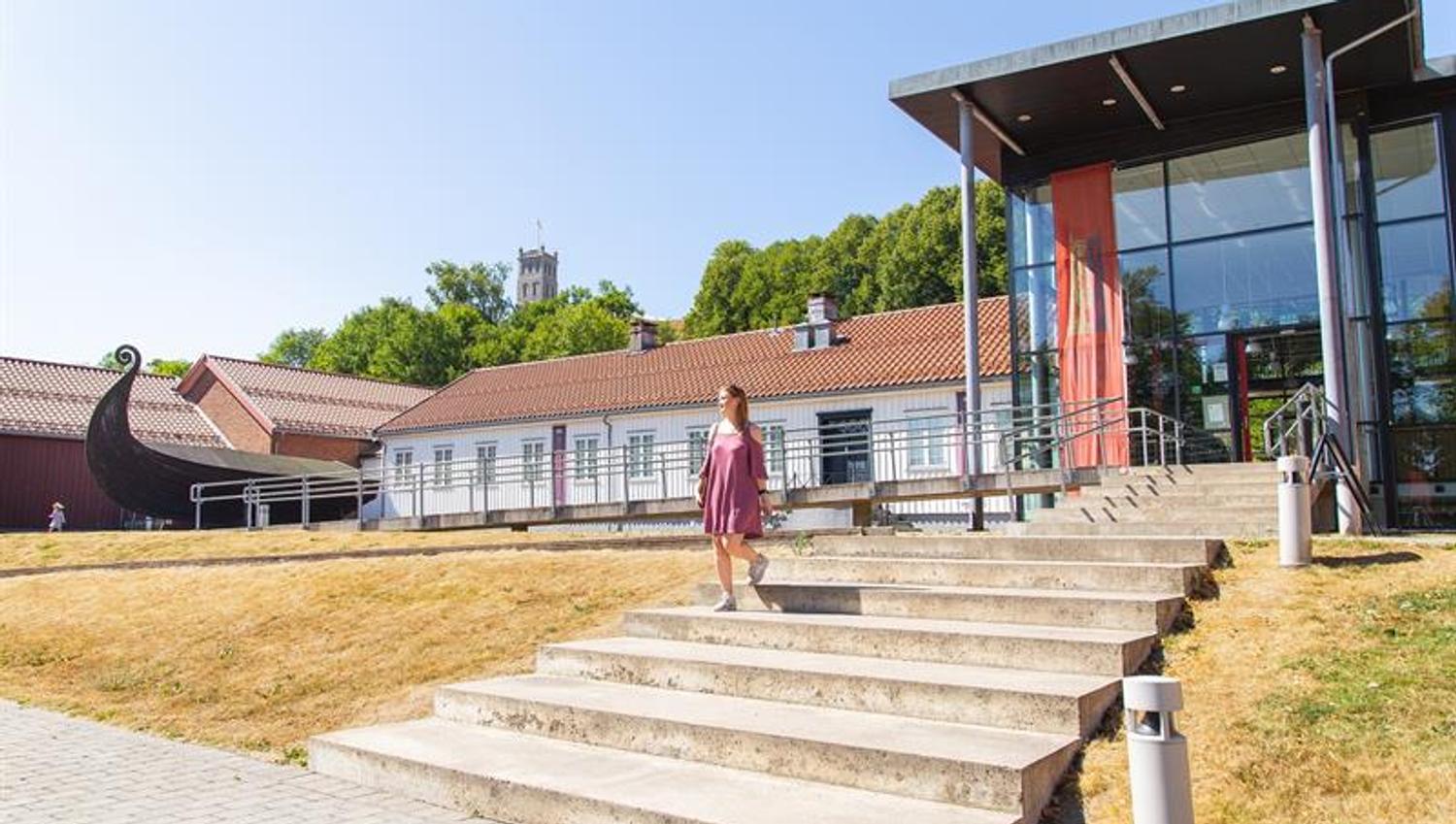 Et menneske utenfor Slottsfjellsmuseet