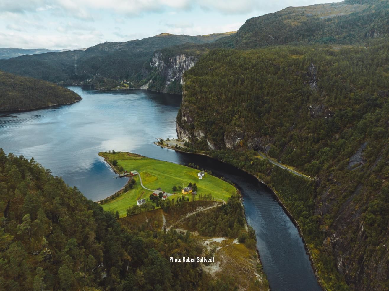 Fjord cruiset seiler gjennom smale Mostraumen