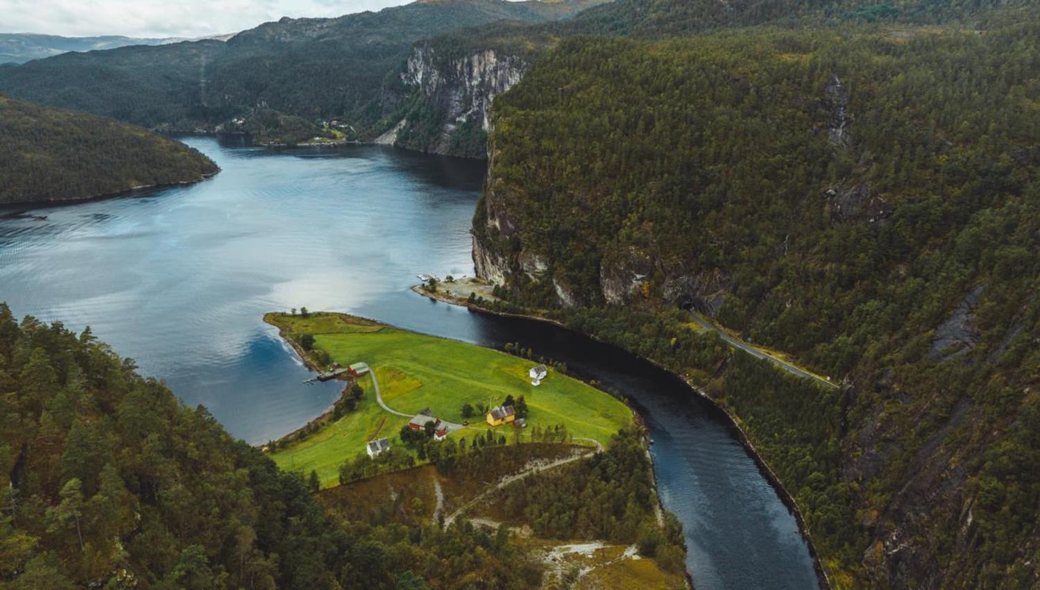 Fjord cruiset seiler gjennom smale Mostraumen