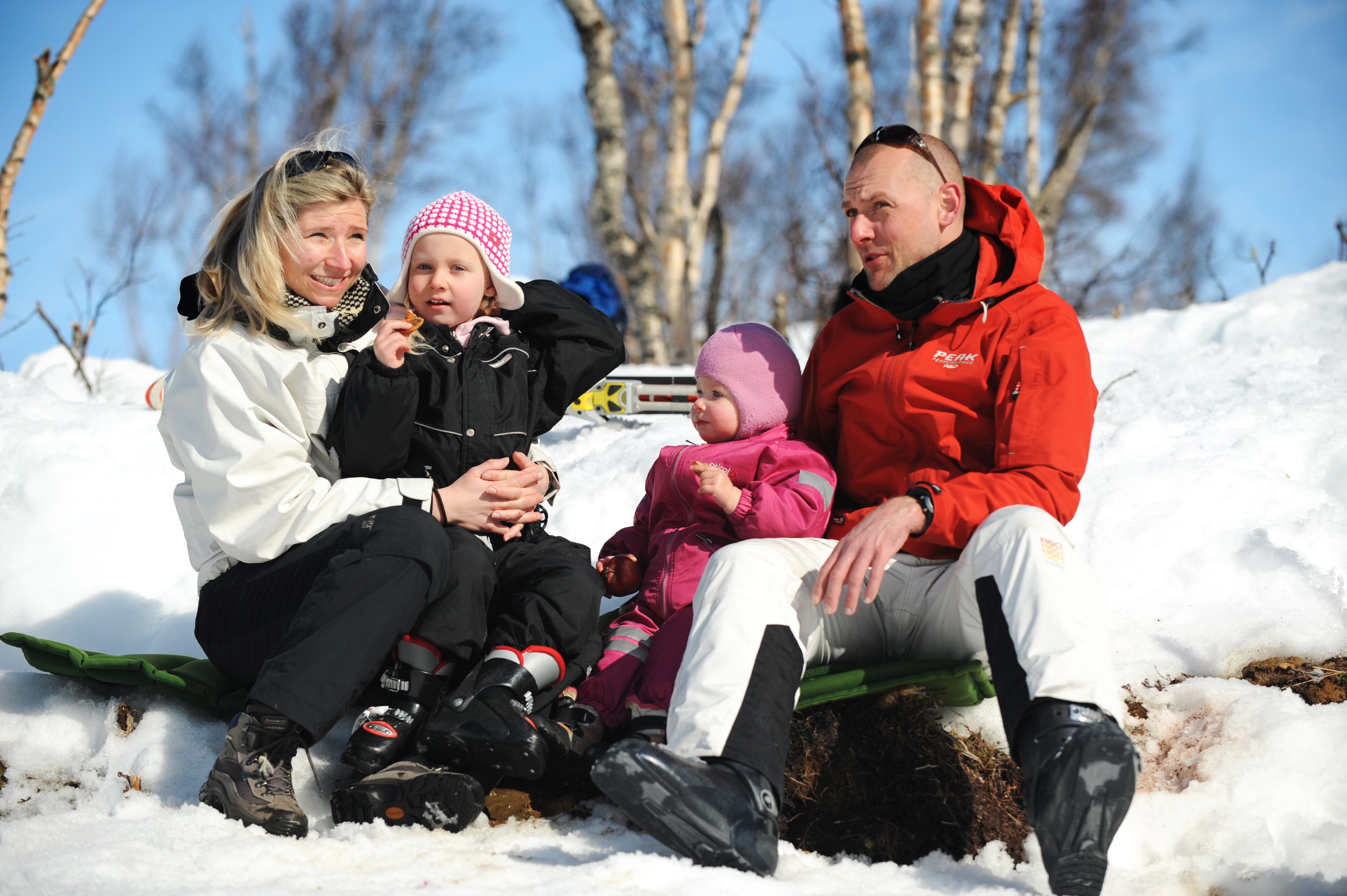 Familie som tar en pause fra skikjøringen, bilde
