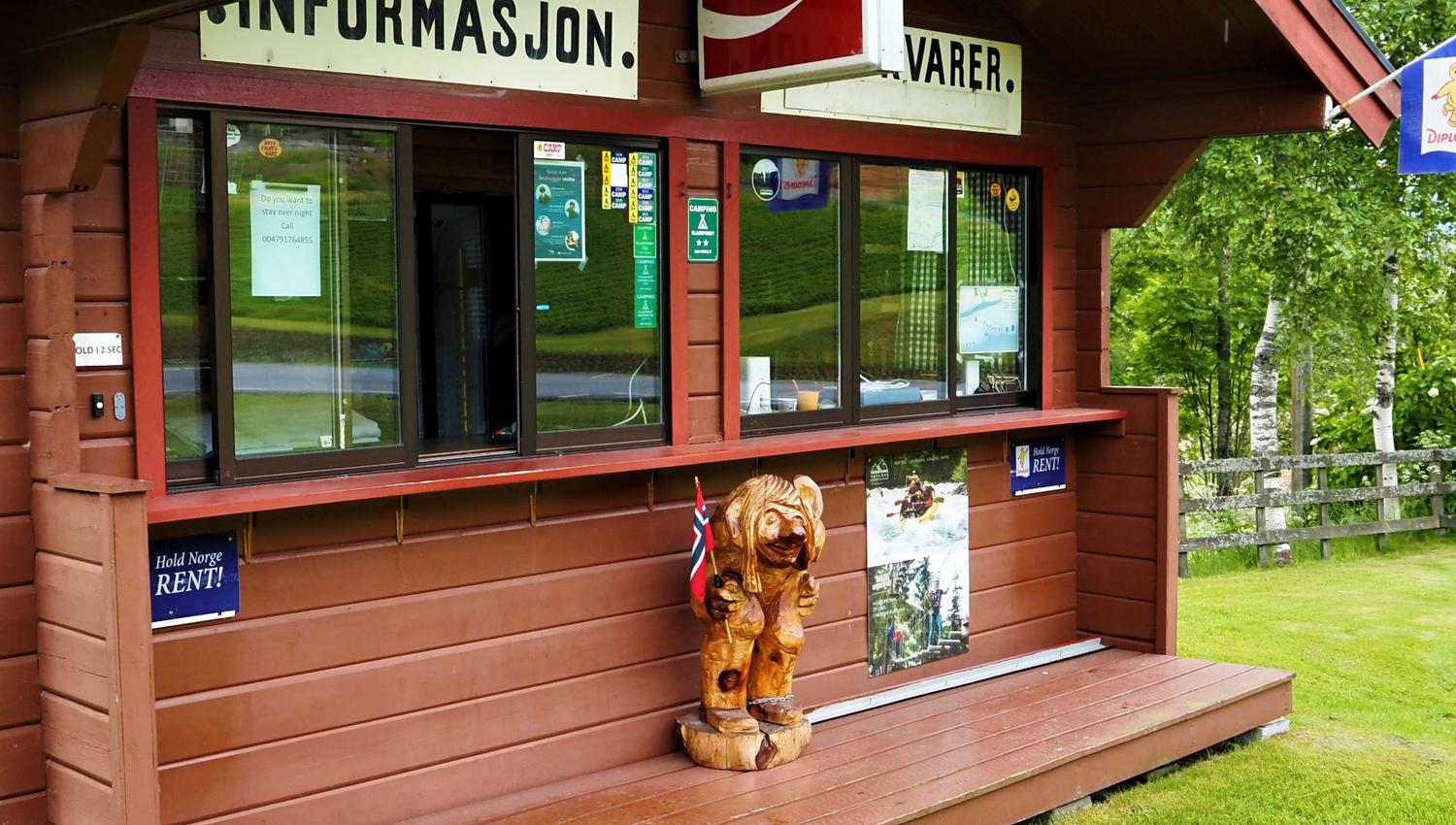 Informasjon og kiosk på Gjerde Camping