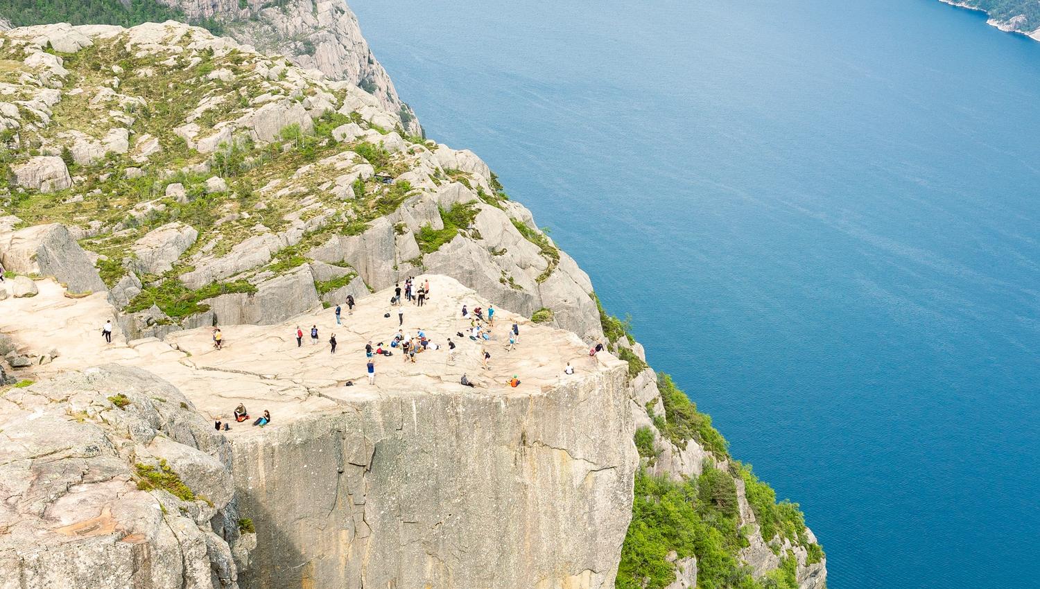 people hiking to preikestolen bus to preikestolen