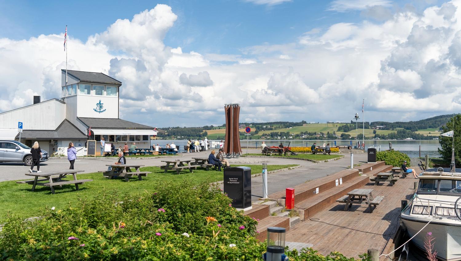Brygga Gjøvik. Uterestaurant ved Skibladnerbrygga