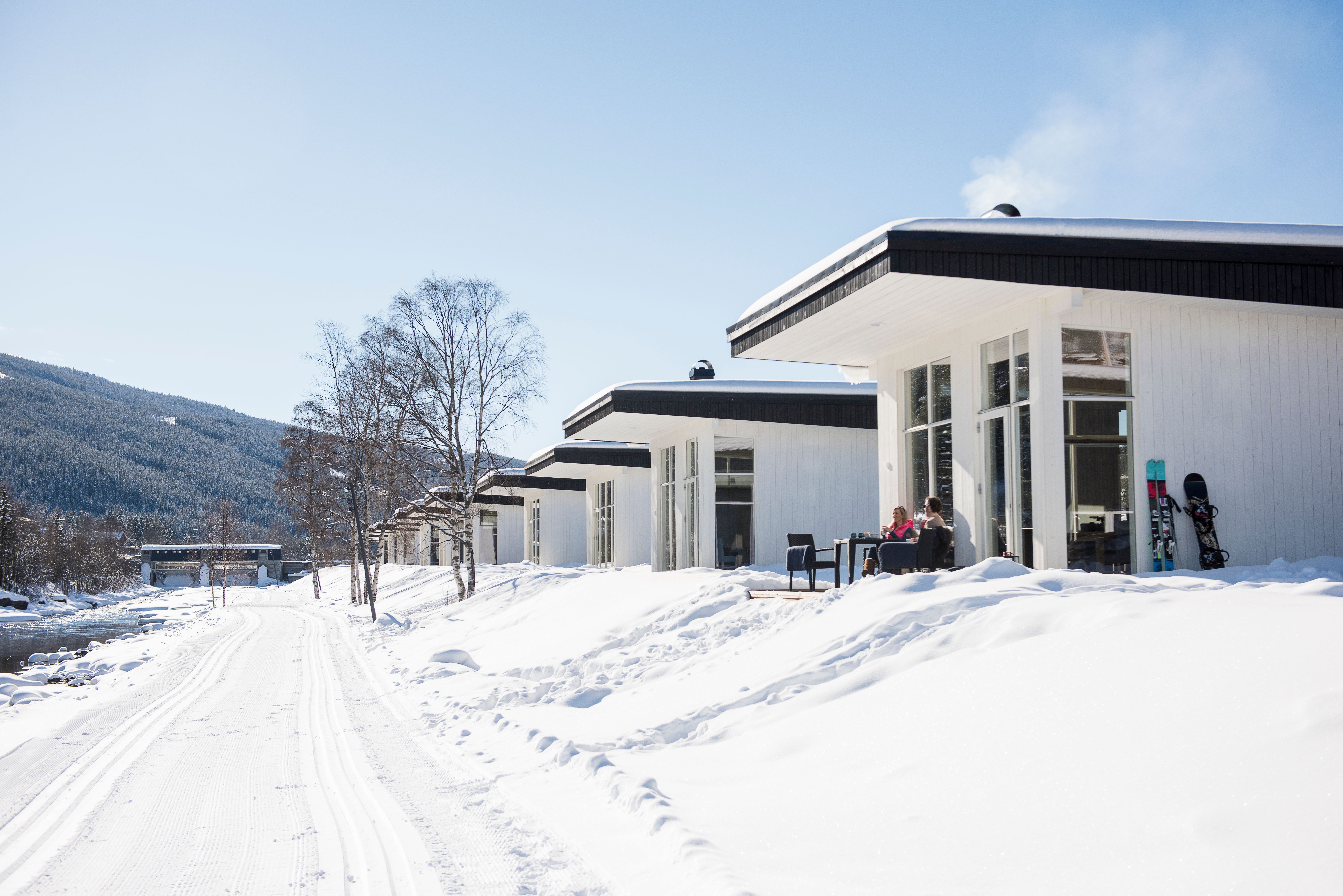 Utenfor hytte mot elva