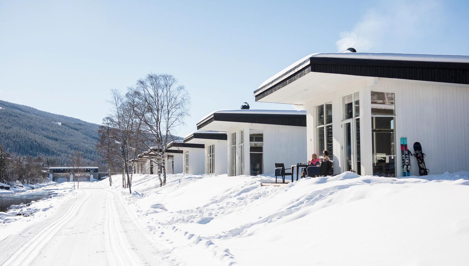 Utenfor hytte mot elva