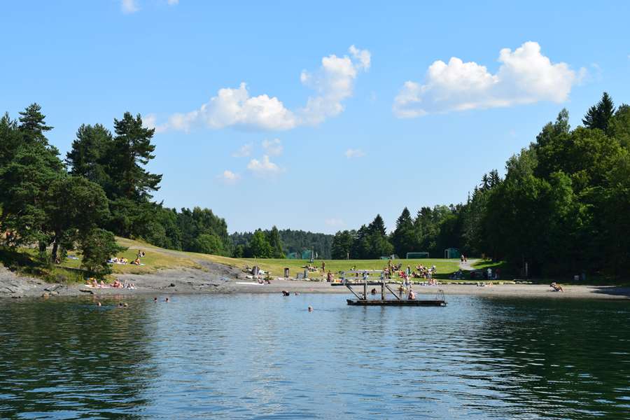 Kalvøya, strand, sandstrand, utegrill, badebrygge, sjø, gressplen, svømme, bade, barn,