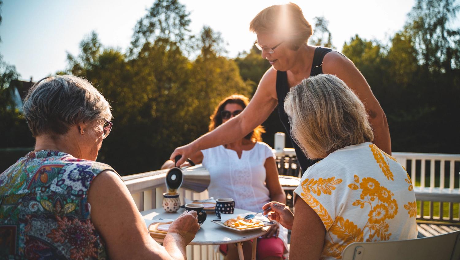 personer som sitter på terrassen
