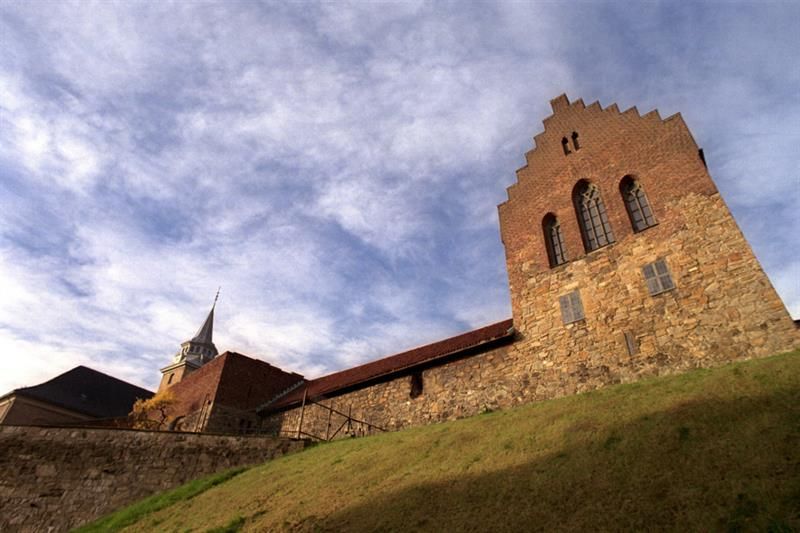 Froskeperspektiv av Akershus festning i dagslys