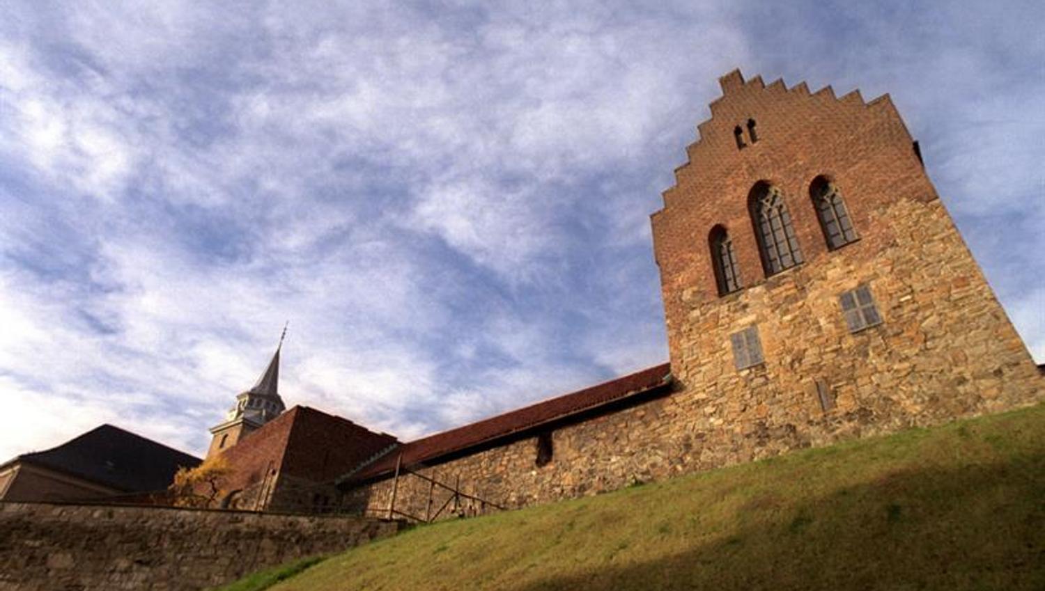 Froskeperspektiv av Akershus festning i dagslys