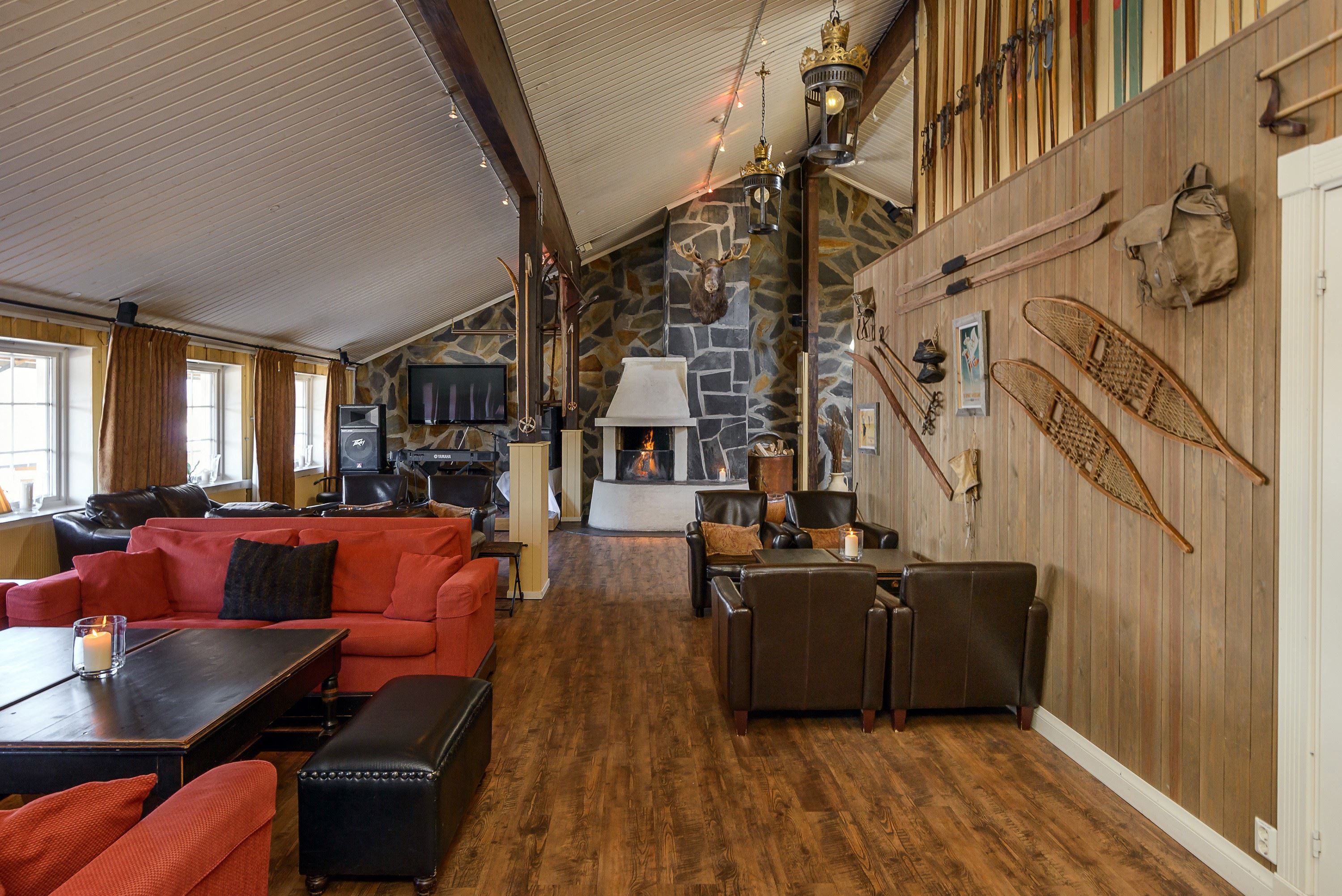 The fireplace lounge at Hafjell Hotel