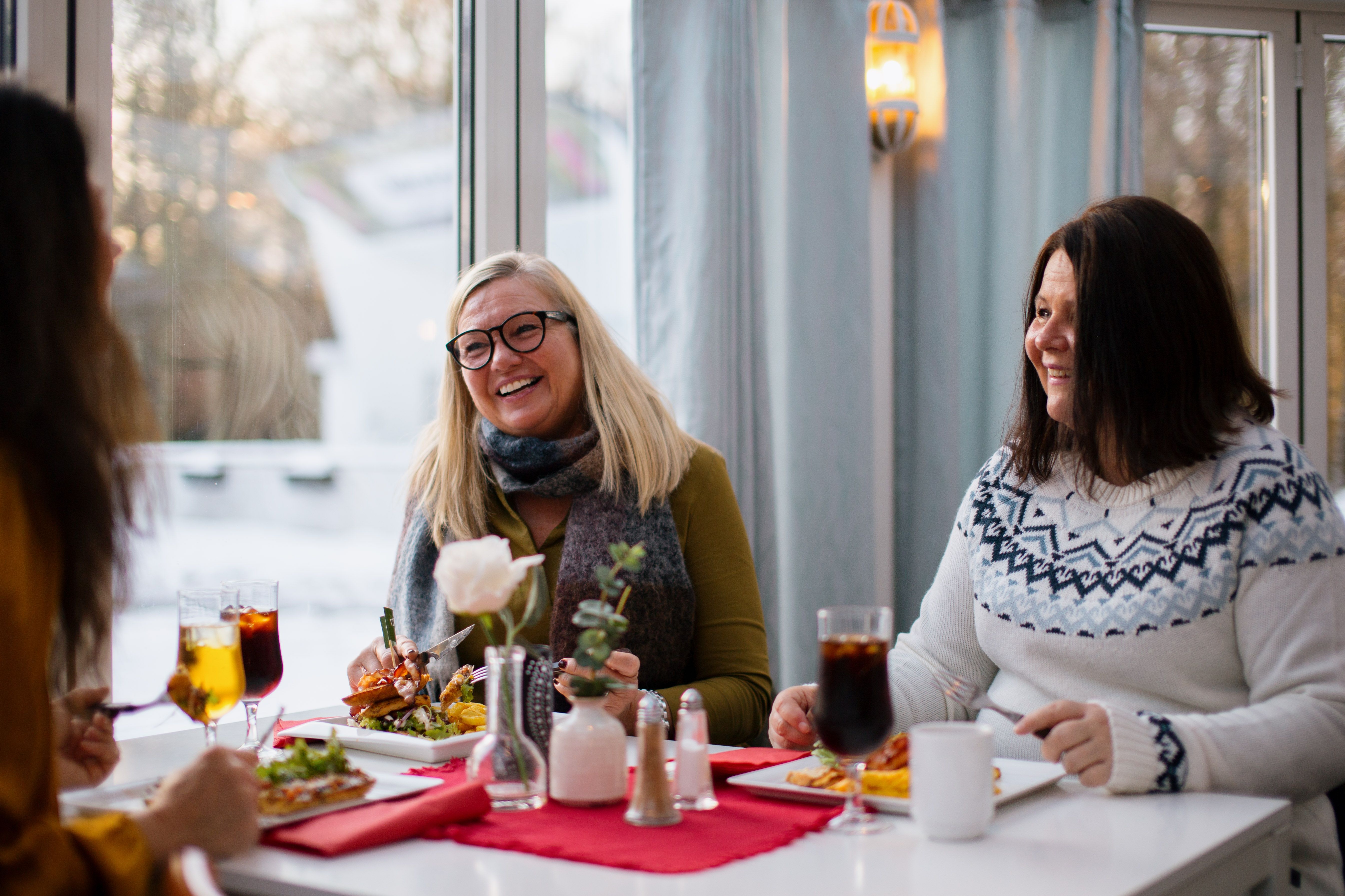 Tre damer spiser mat på Bøkekroa
