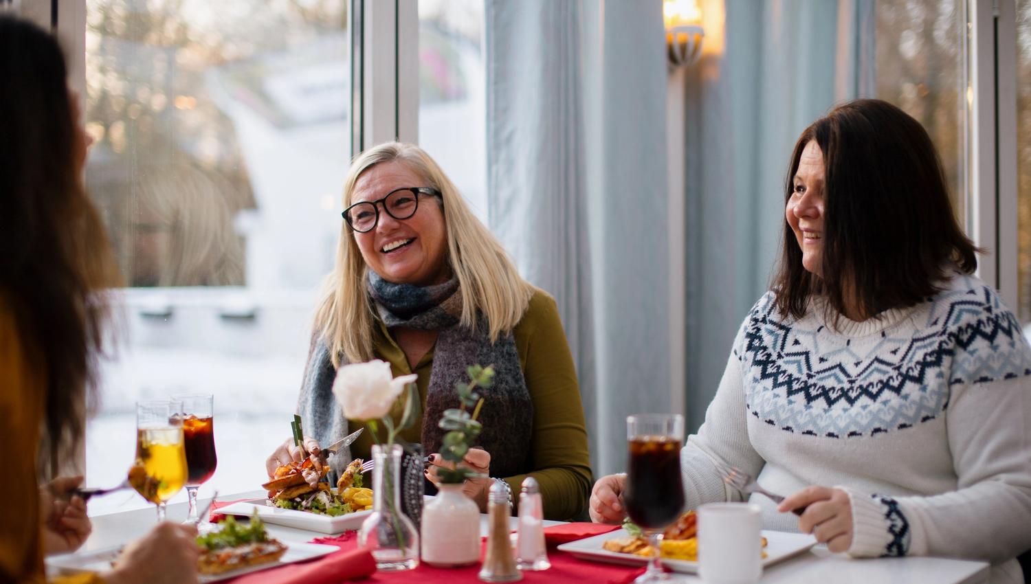 Tre damer spiser mat på Bøkekroa