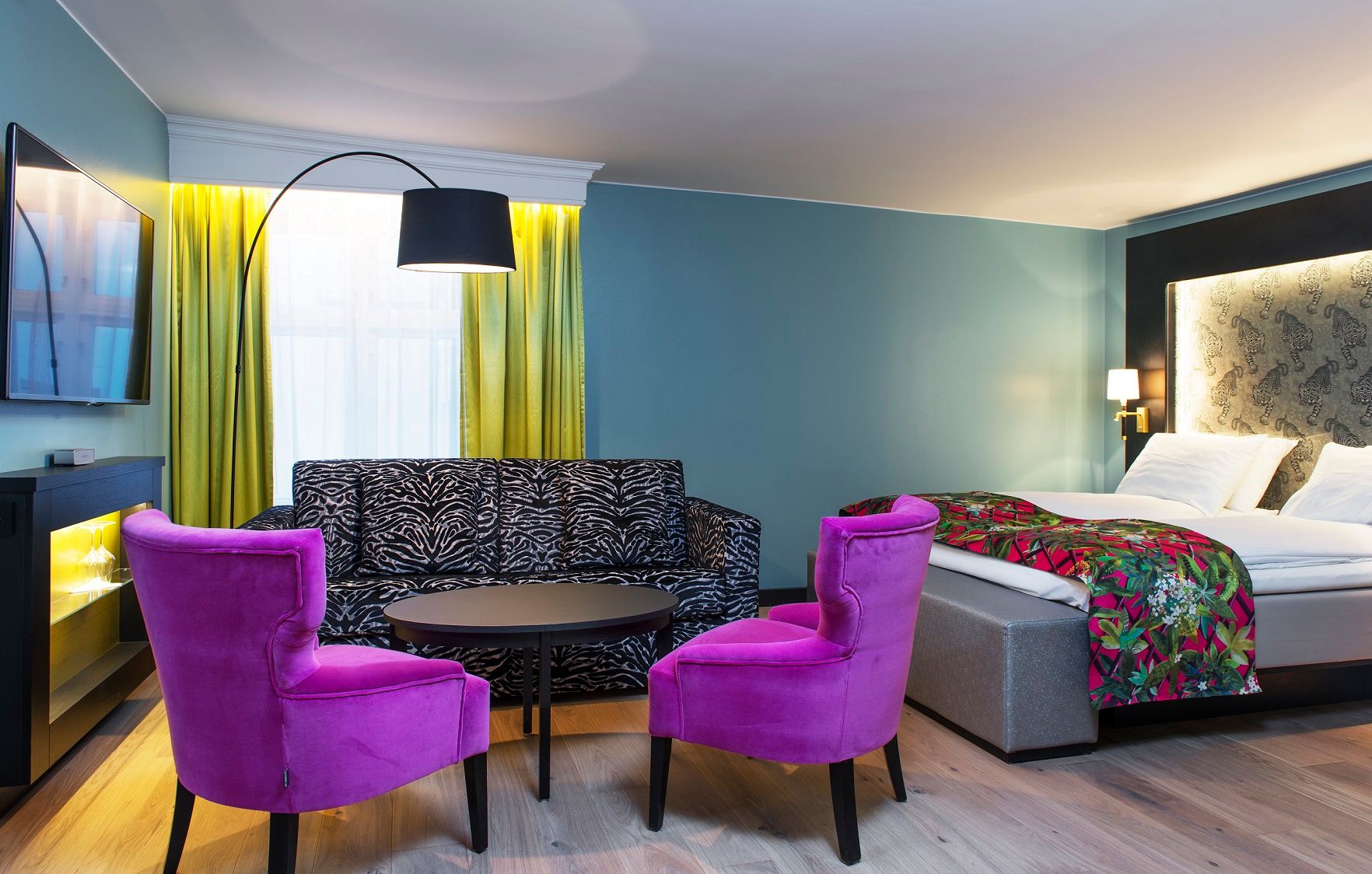 Double room with TV and sofa seating area