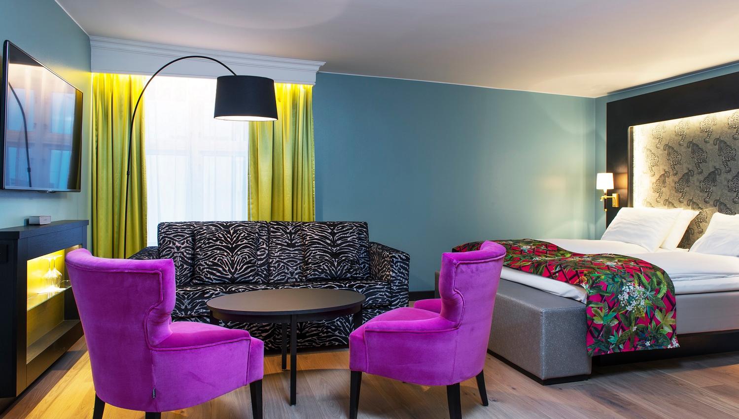 Double room with TV and sofa seating area