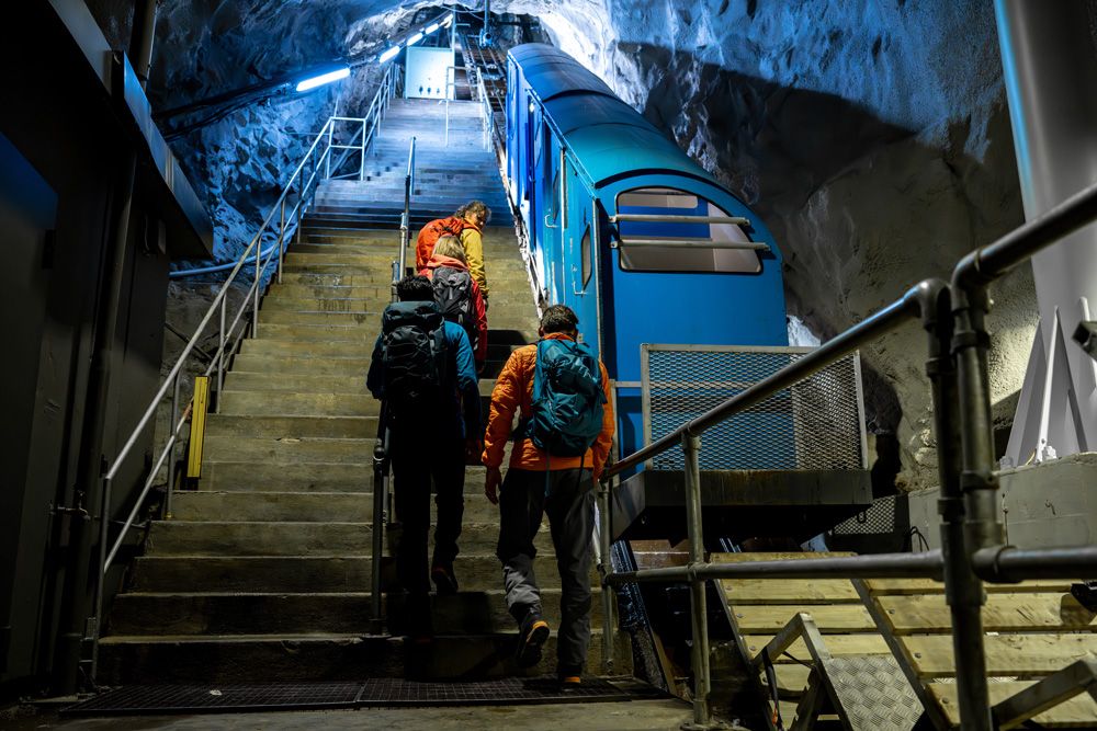 folk går opp trappa på Gaustabanen