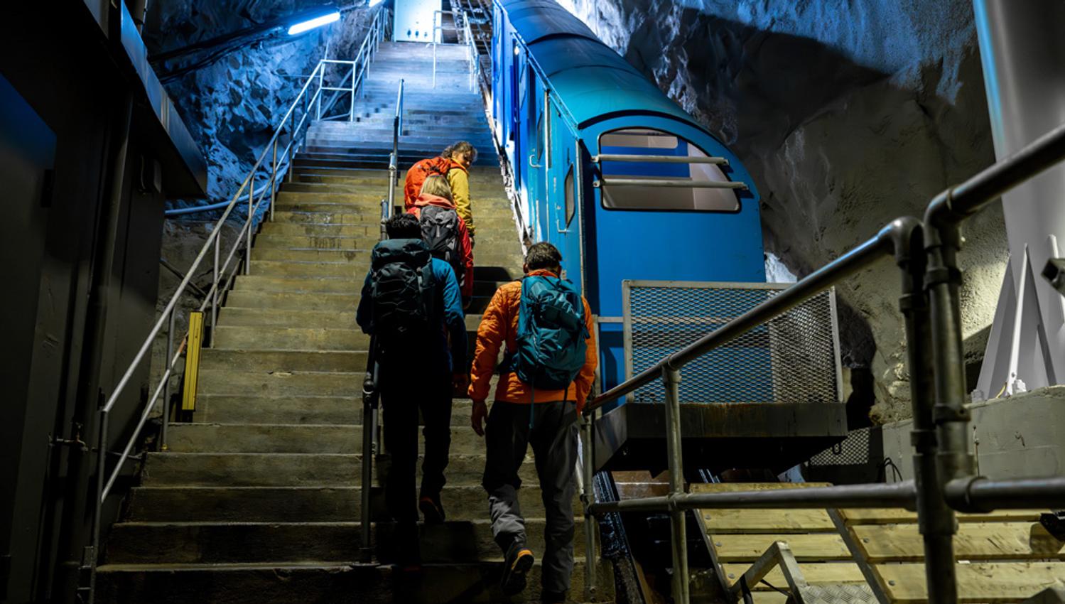 folk går opp trappa på Gaustabanen