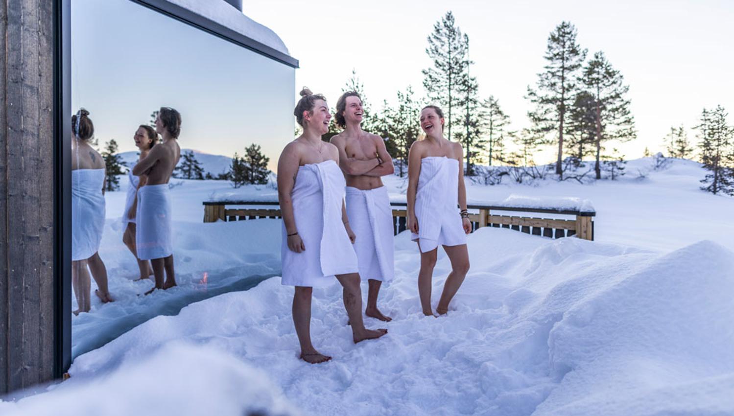 3 unge mennesker i snøen foran Panorama badstu