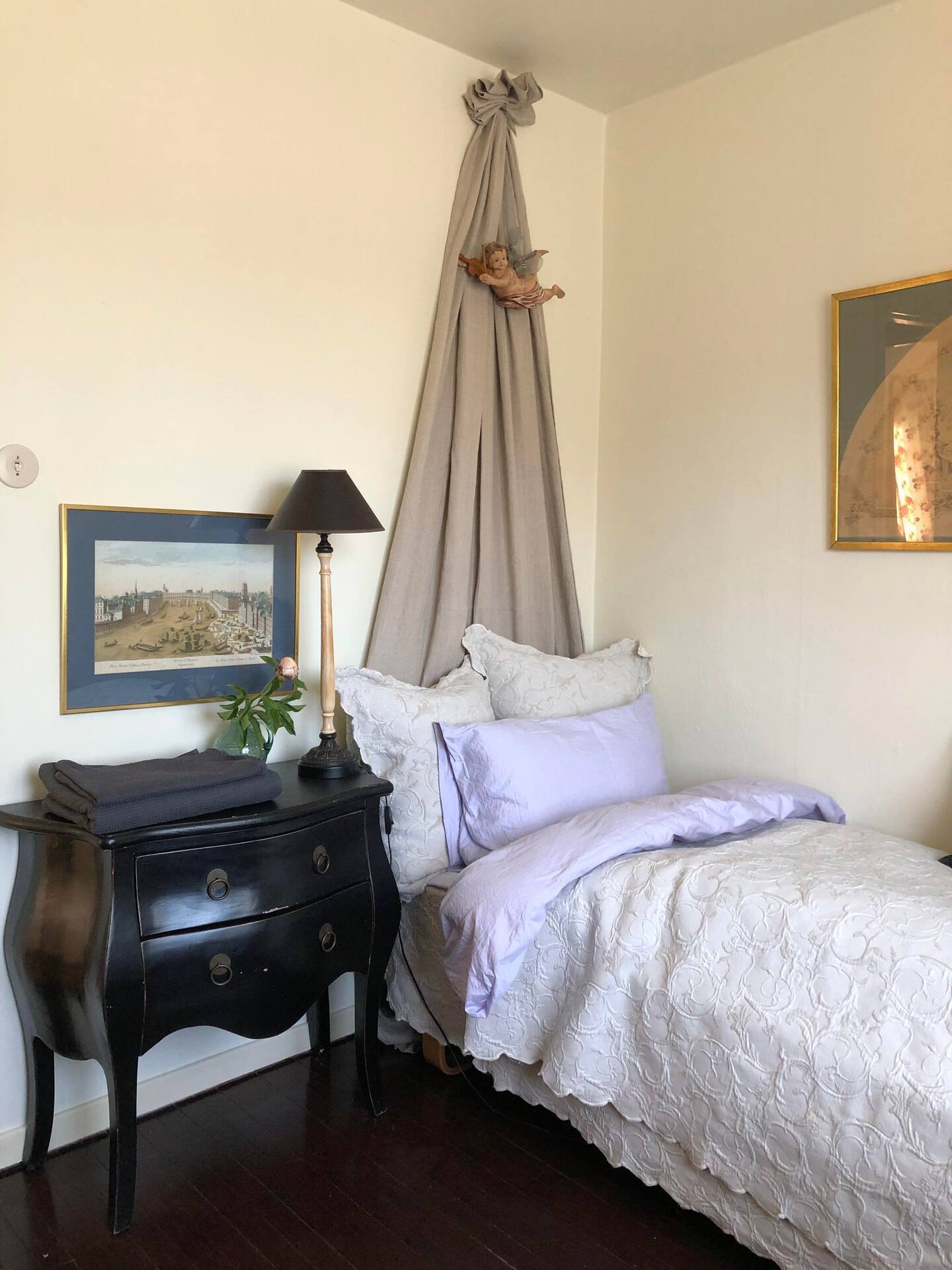 Soverom med enkeltseng og gammel kommode