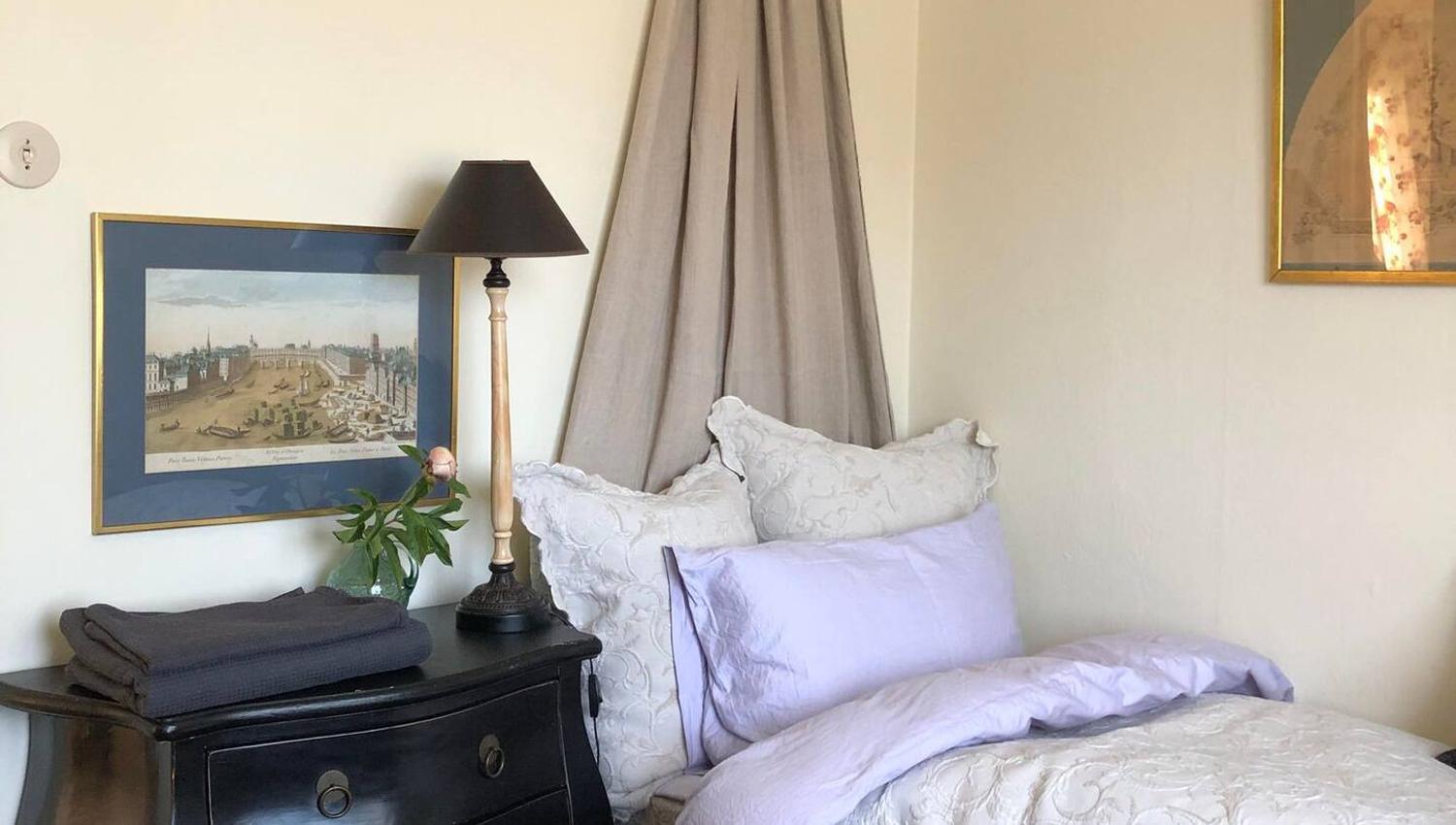 Soverom med enkeltseng og gammel kommode