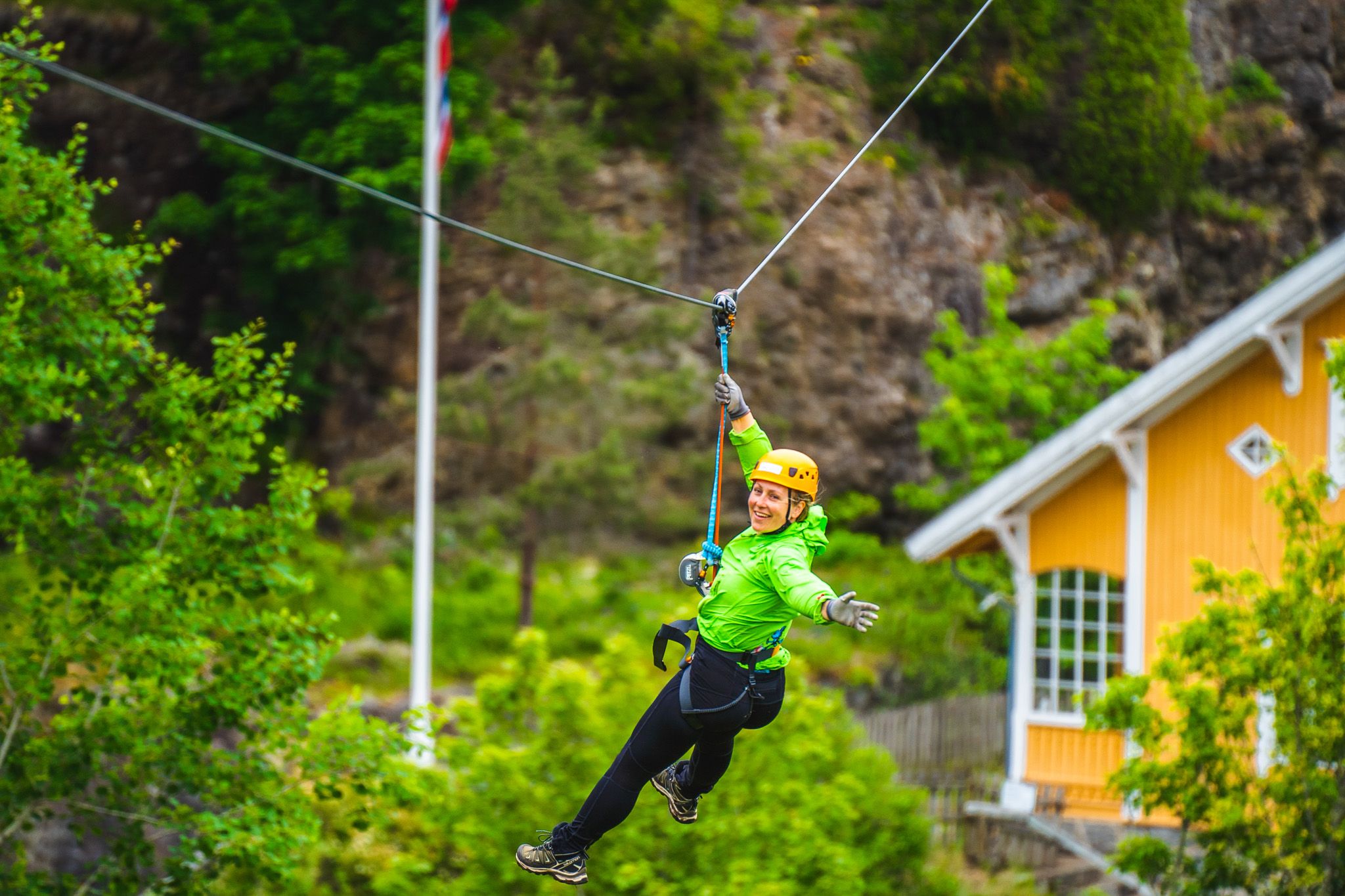 Kvinne på vei ned i zip-linen i Via ferrata Haldenkanalen