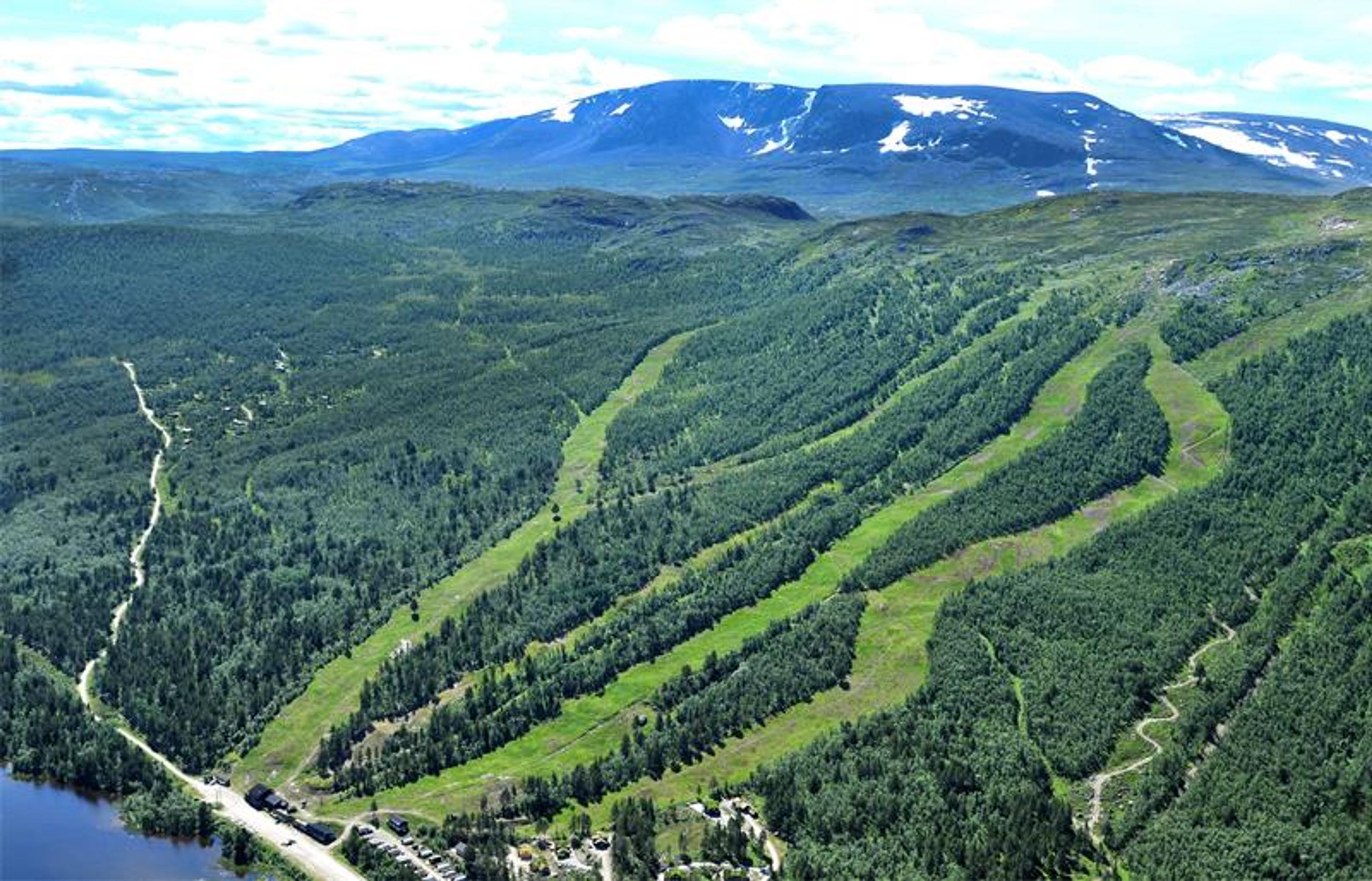 Sommer view of the Hallingskarvet ski center