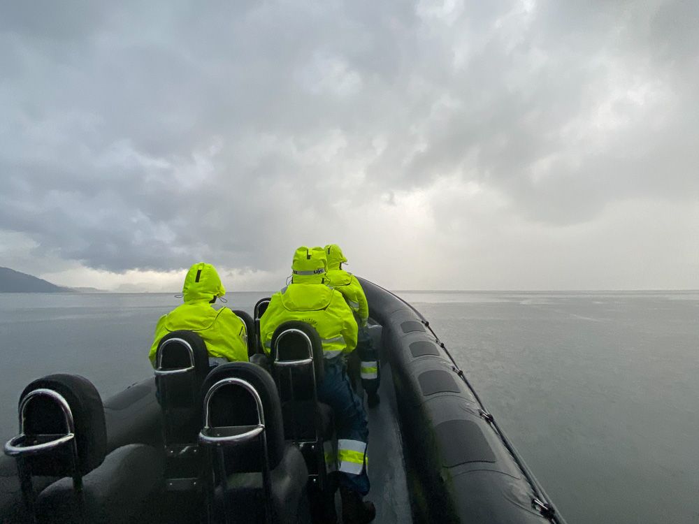 Eventyrlystne passasjerar på RIB-båt opplever det dramatiske vêret over Hardangerfjorden.