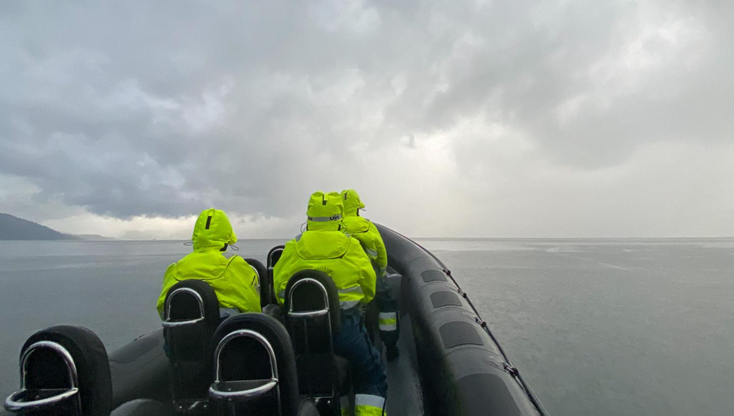 Eventyrlystne passasjerar på RIB-båt opplever det dramatiske vêret over Hardangerfjorden.