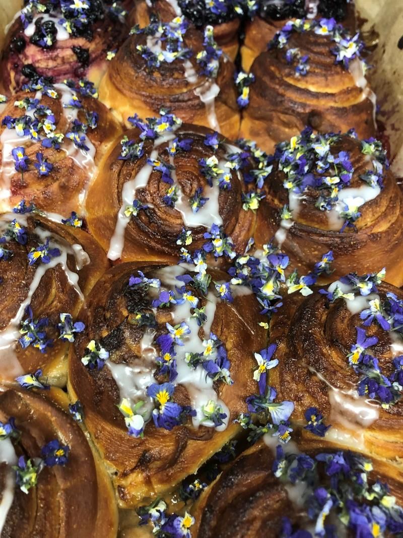 Fersk bakst med blomsterpynt