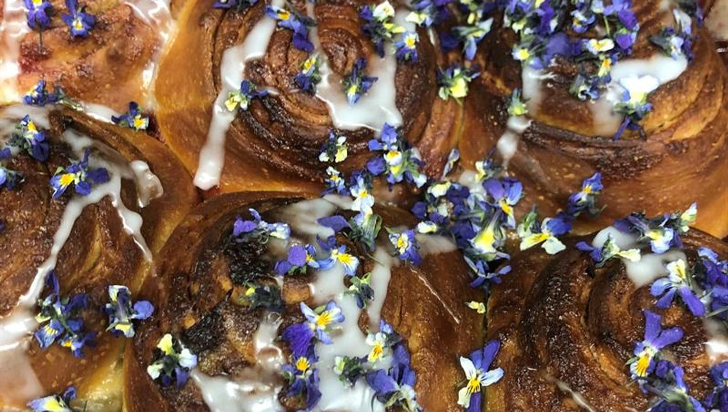 Fersk bakst med blomsterpynt