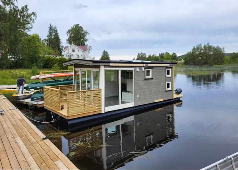 Houseboat at Knut's Grill