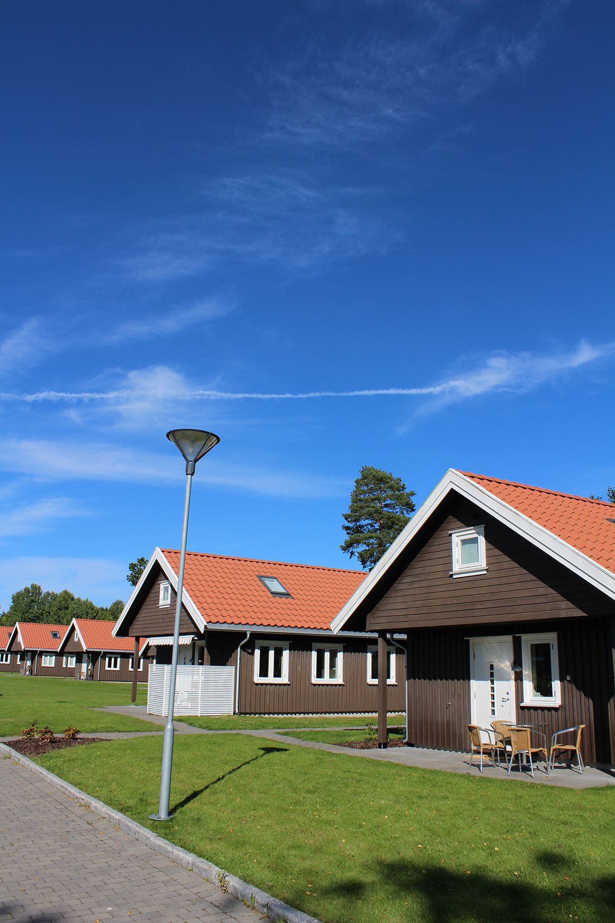 Brune hytter med grønn plen