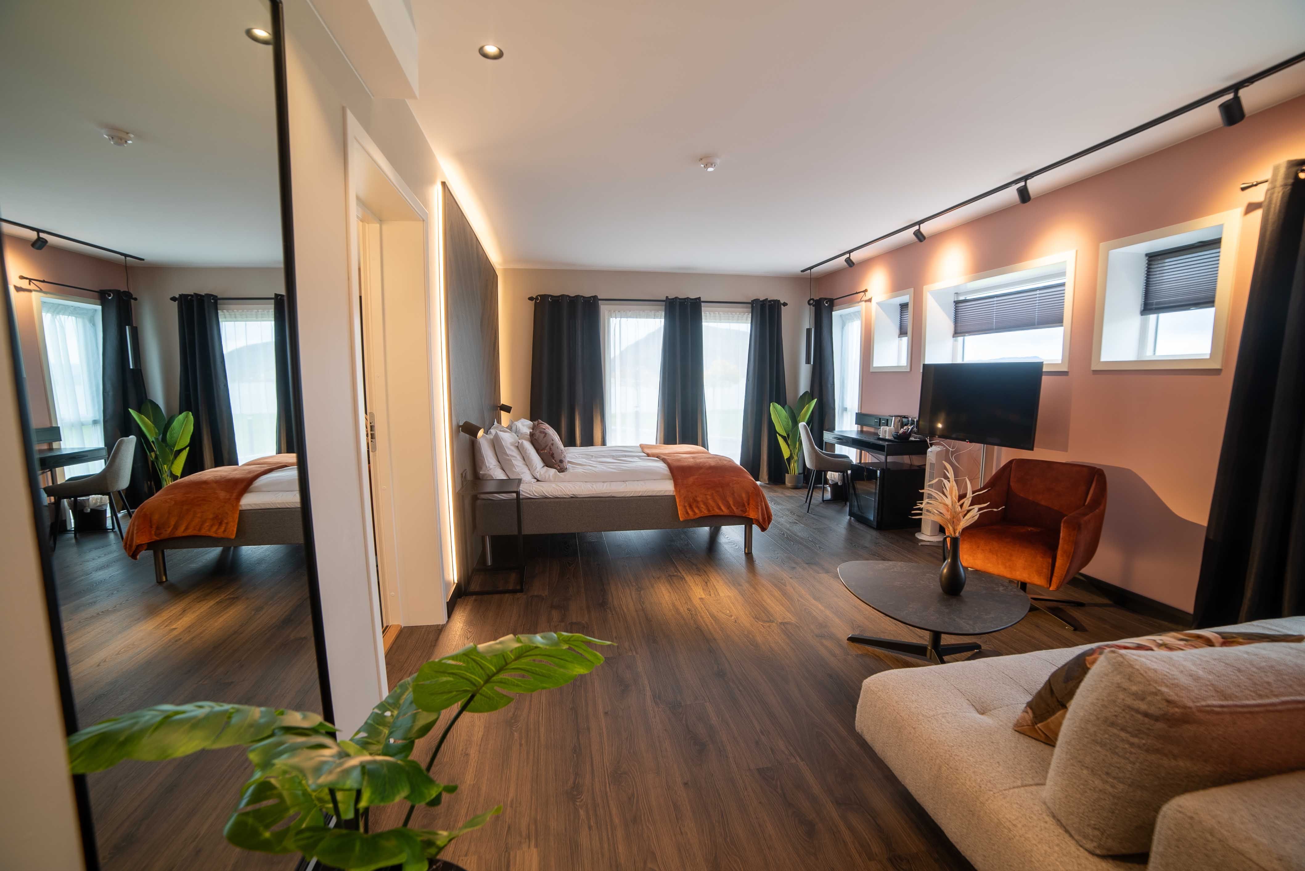 Nyrenovert hotellrom med moderne design på Rosendal Fjordhotel.