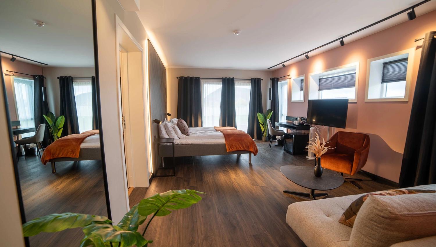 Nyrenovert hotellrom med moderne design på Rosendal Fjordhotel.