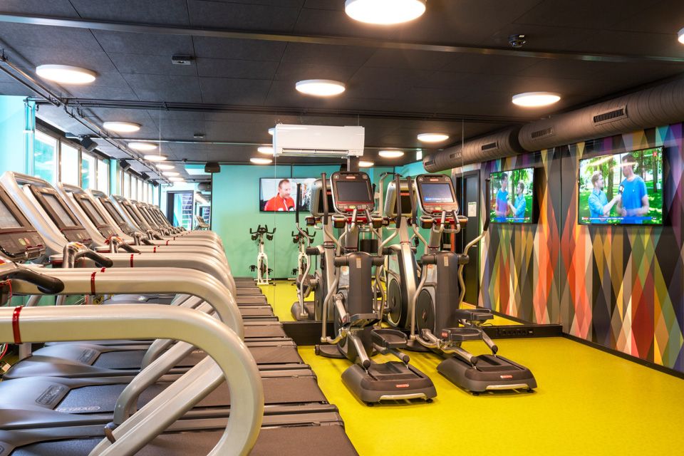 Treningsrom med tredemøller og ellipsemaskiner