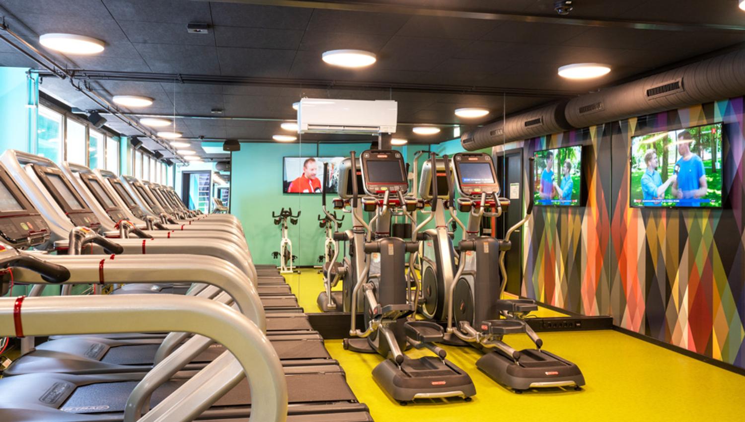 Treningsrom med tredemøller og ellipsemaskiner