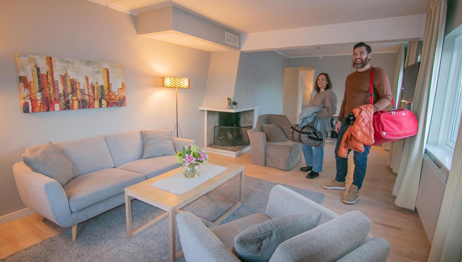 Hotell i Hamar. Familie i moderne hotellrom med sittegruppe.