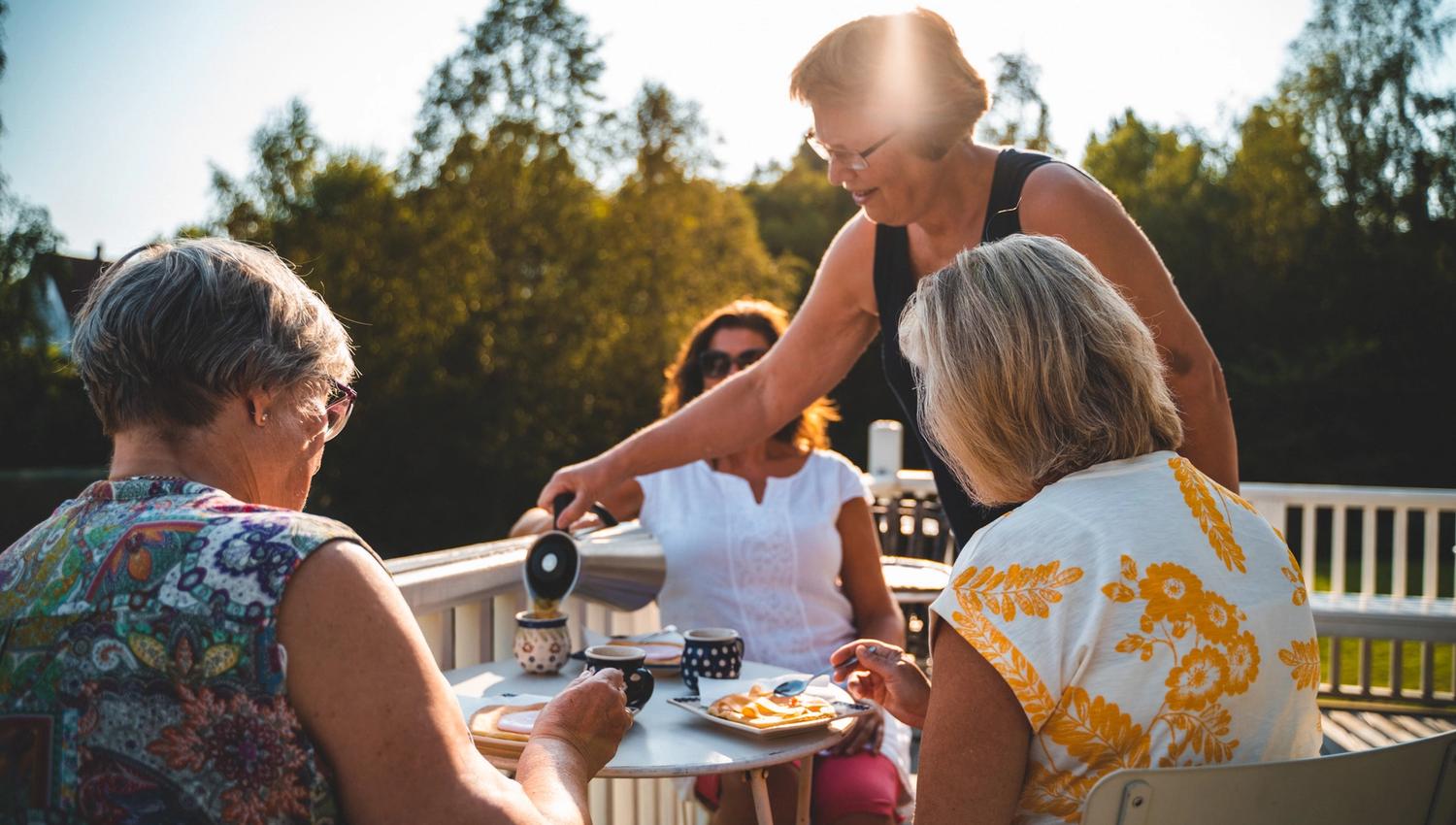 Damer som får servert kaffe