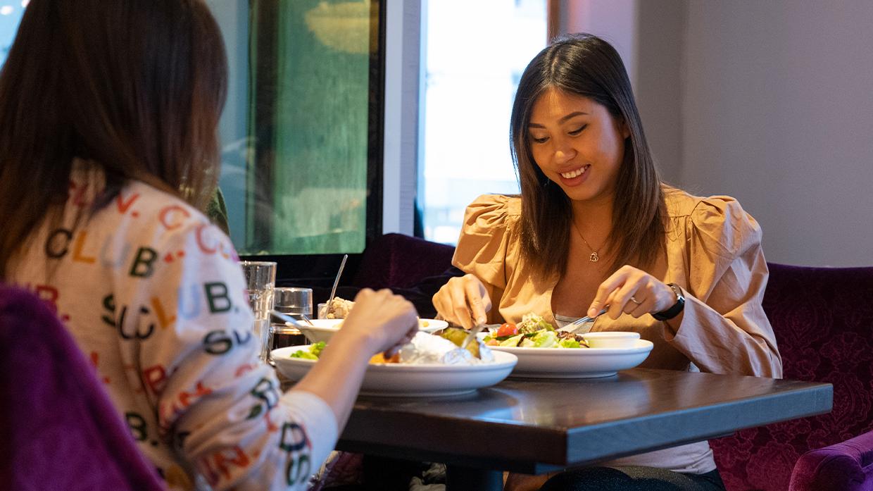 Salt og Pepper, restaurant på Gjøvik, Innlandet. Vennepar koser seg med mat.