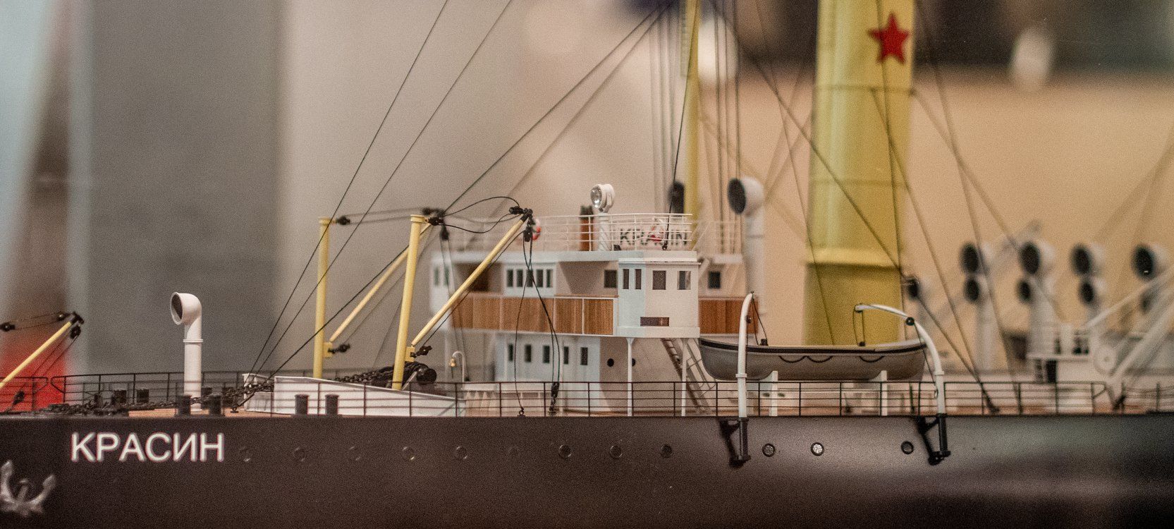 En miniatyr-båtmodel inne på museet